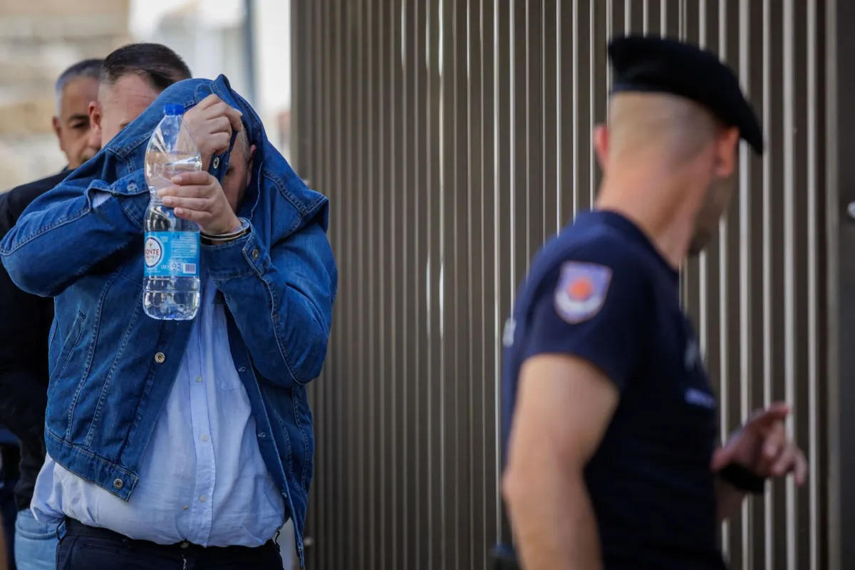 Os homens estão acusados de se fazer passar por inspetores da PJ para bater à porta de casas de empresários