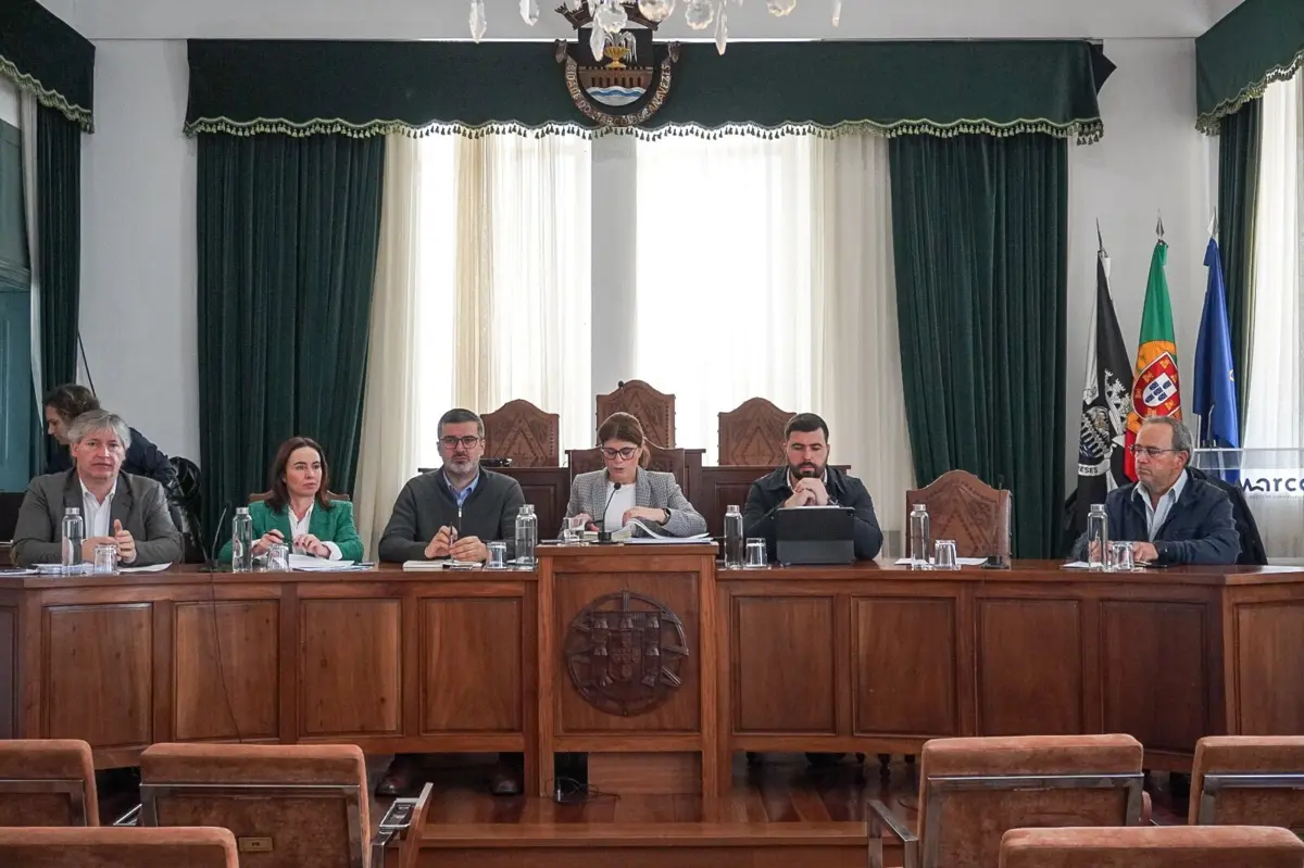 Cristina Vieira (ao centro) e Mário Magalhães (último da esquerda) em colisão