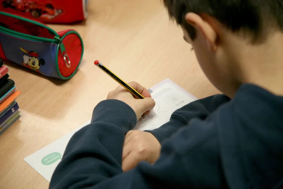 Jovem mantinha-se em situação de absentismo escolar desde 2019, não conseguindo os pais reverter a situação