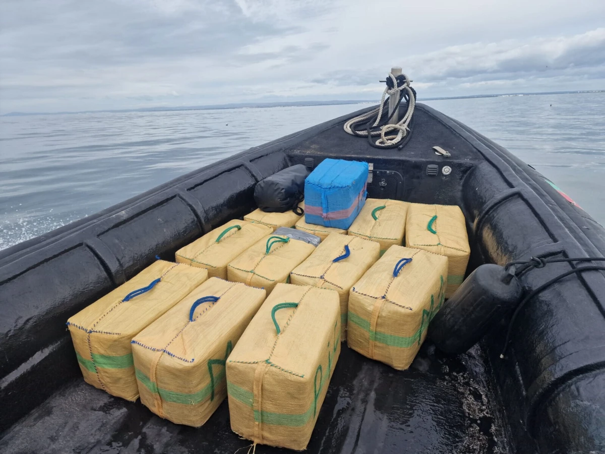 Fardos apreendidos pela Polícia Marítima a sul do rio Guadiana