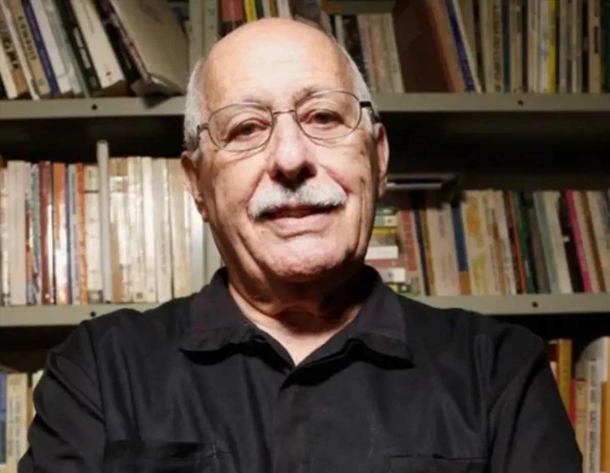 Silviano Santiago: ensaísta, romancista e contista nasceu em 1936, em Minas Gerais, no Brasil.