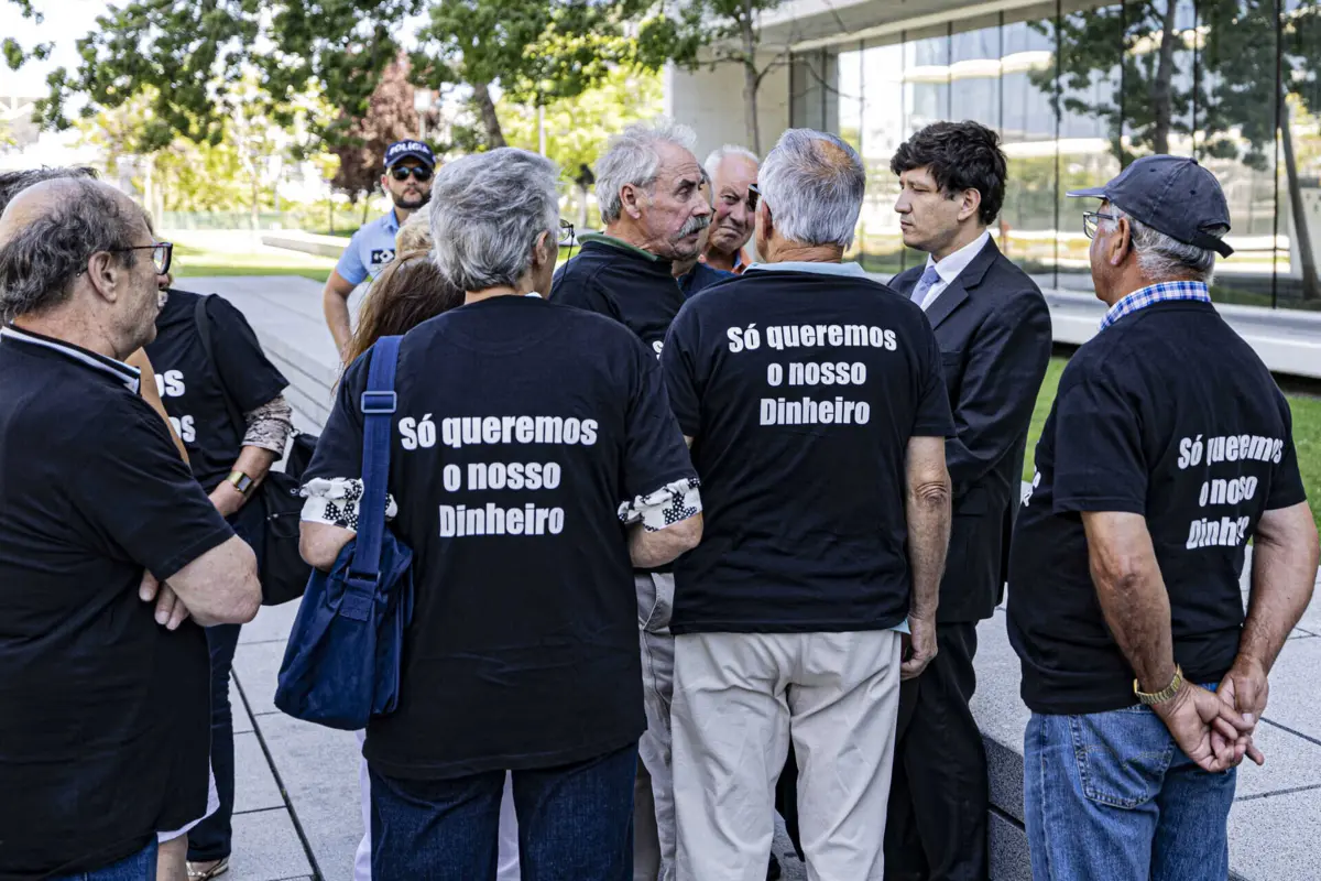 Lesados do BES confrontaram um dos advogados de Ricardo Salgado à porta do tribunal
