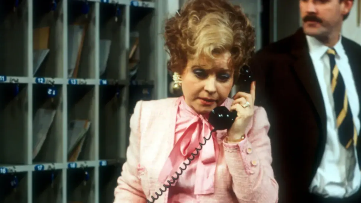 A atriz britânica Prunella Scales, na série "Fawlty Towers"