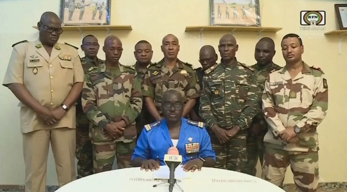 Os dirigentes revoltosos, liderados pelo coronel-major Amadou Abdramane, dissolveram as instituições