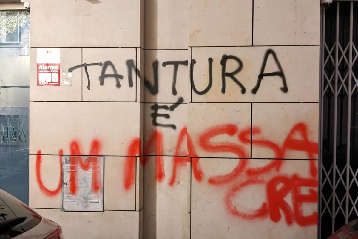 Imagem de contexto do artigo Fachada de restaurante israelita em Lisboa grafitada durante a noite