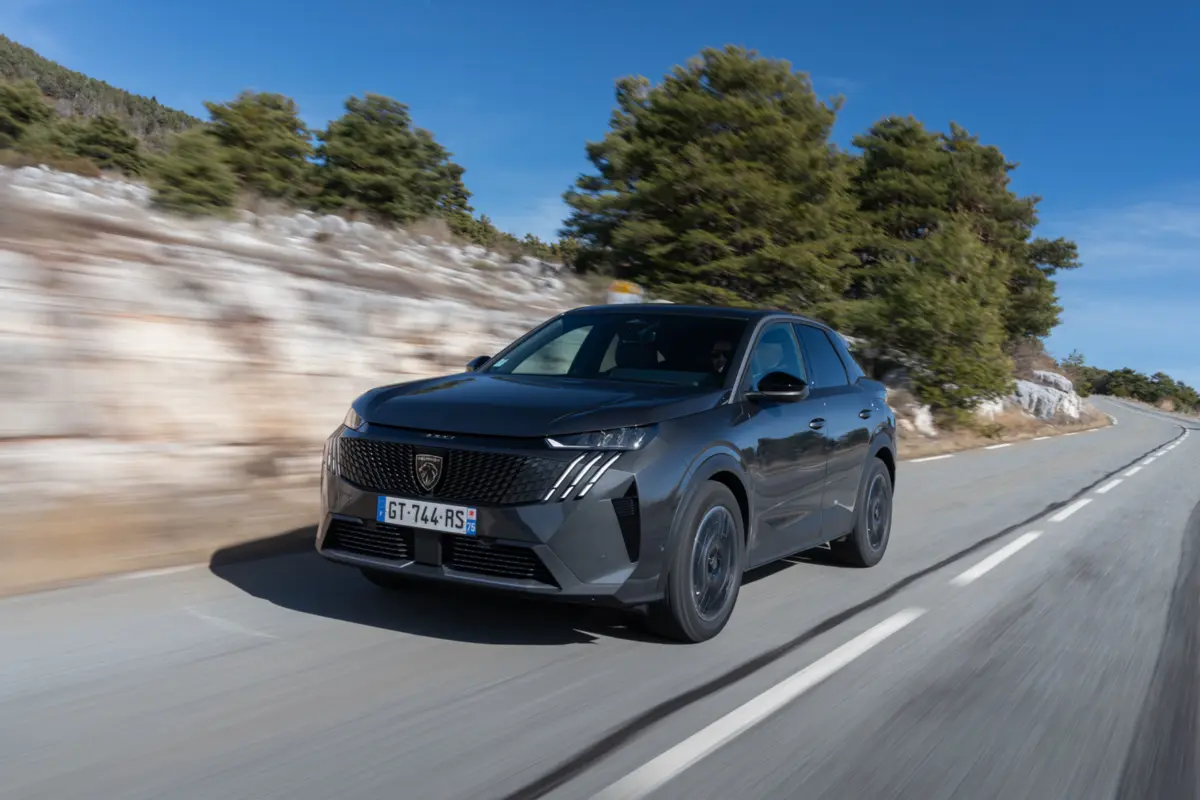 Os argumento do e-3008 não se esgotam na estética