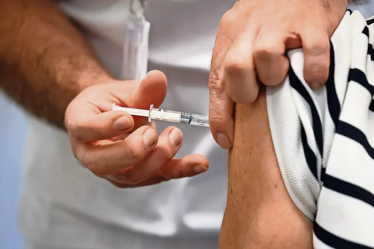 A vacina apresentou uma eficácia global comprovada de 74,7% contra a dengue sintomática