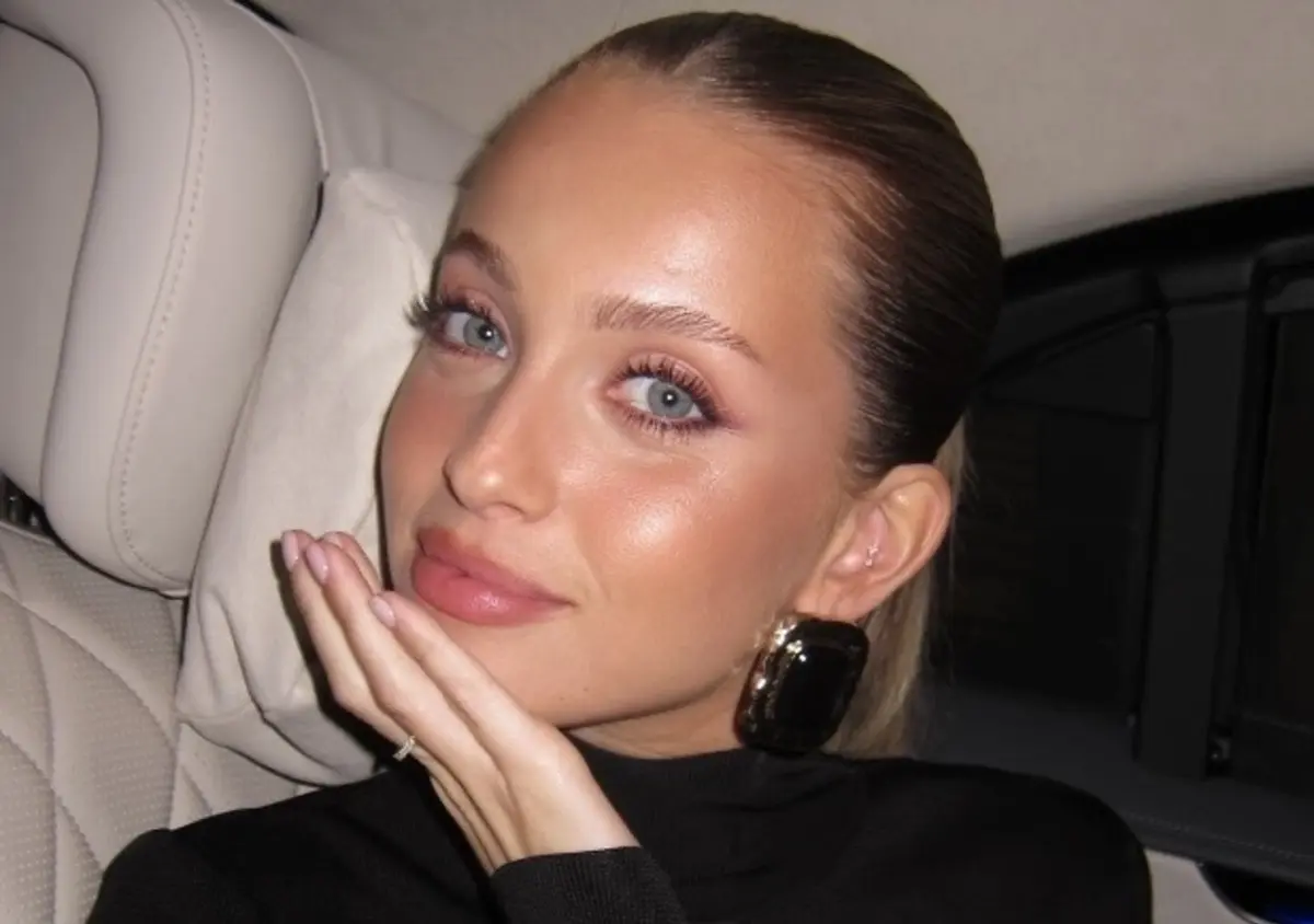 Elegante, Margarida Corceiro acompanhou Lando Norris na gala da FIA, no Uzbequistão.