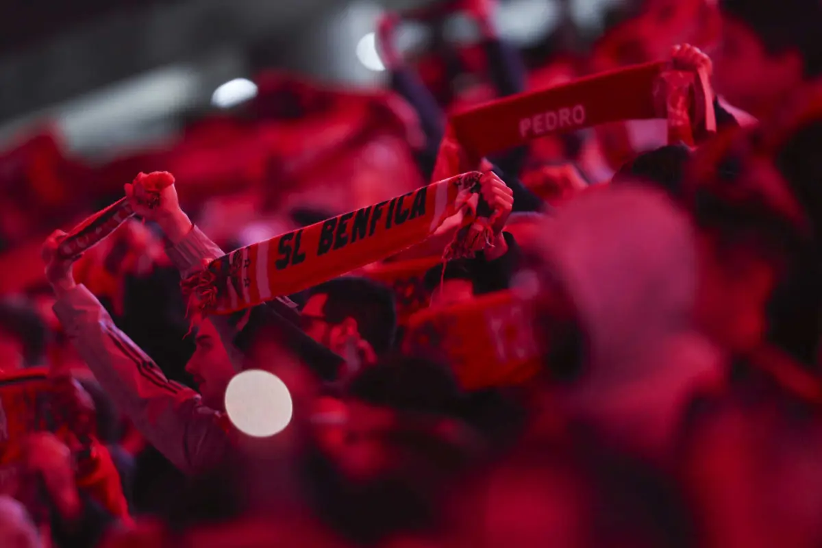 Benfica tem duas penas suspensas por dois anos: inibição de venda de bilhetes num jogo fora e encerramento parcial do Estádio da Luz