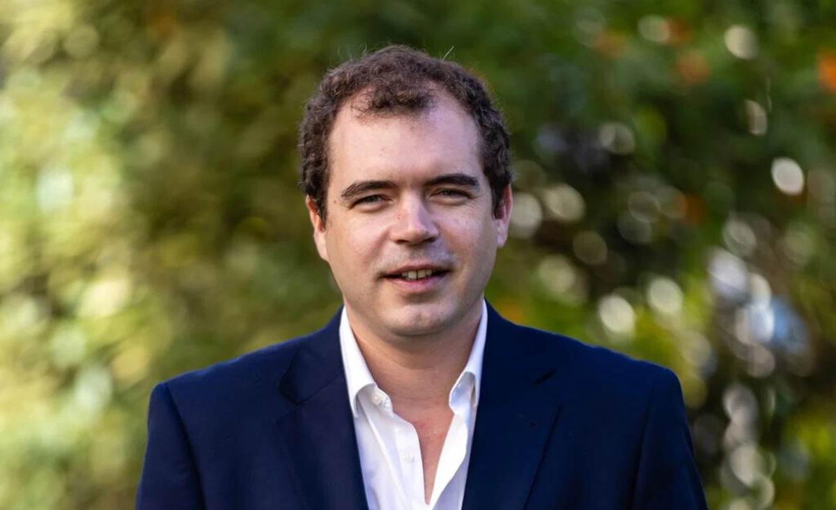 Nascido em Coimbra há 36 anos, Francisco Mota Saraiva tem trabalhado como jurista e consultor