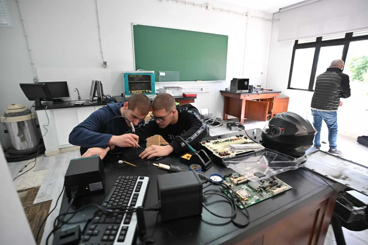 Escola tem dois cursos profissionais: informática e contabilidade