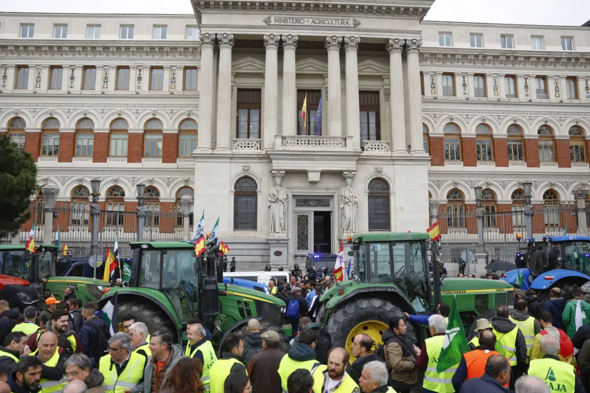 Protestos em frente do edifício do Ministério da Agricultura, em Madrid