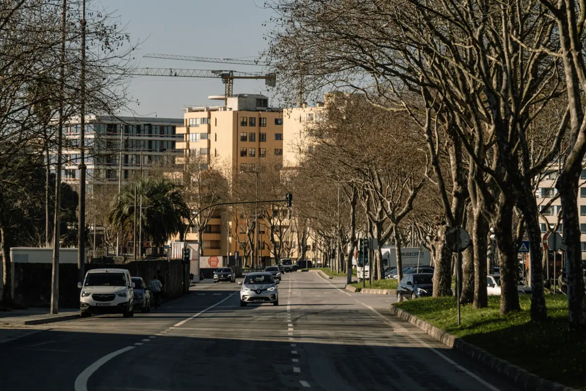 Suspeito foi intercetado na Estrada da Circunvalação na posse das latas de tinta spray