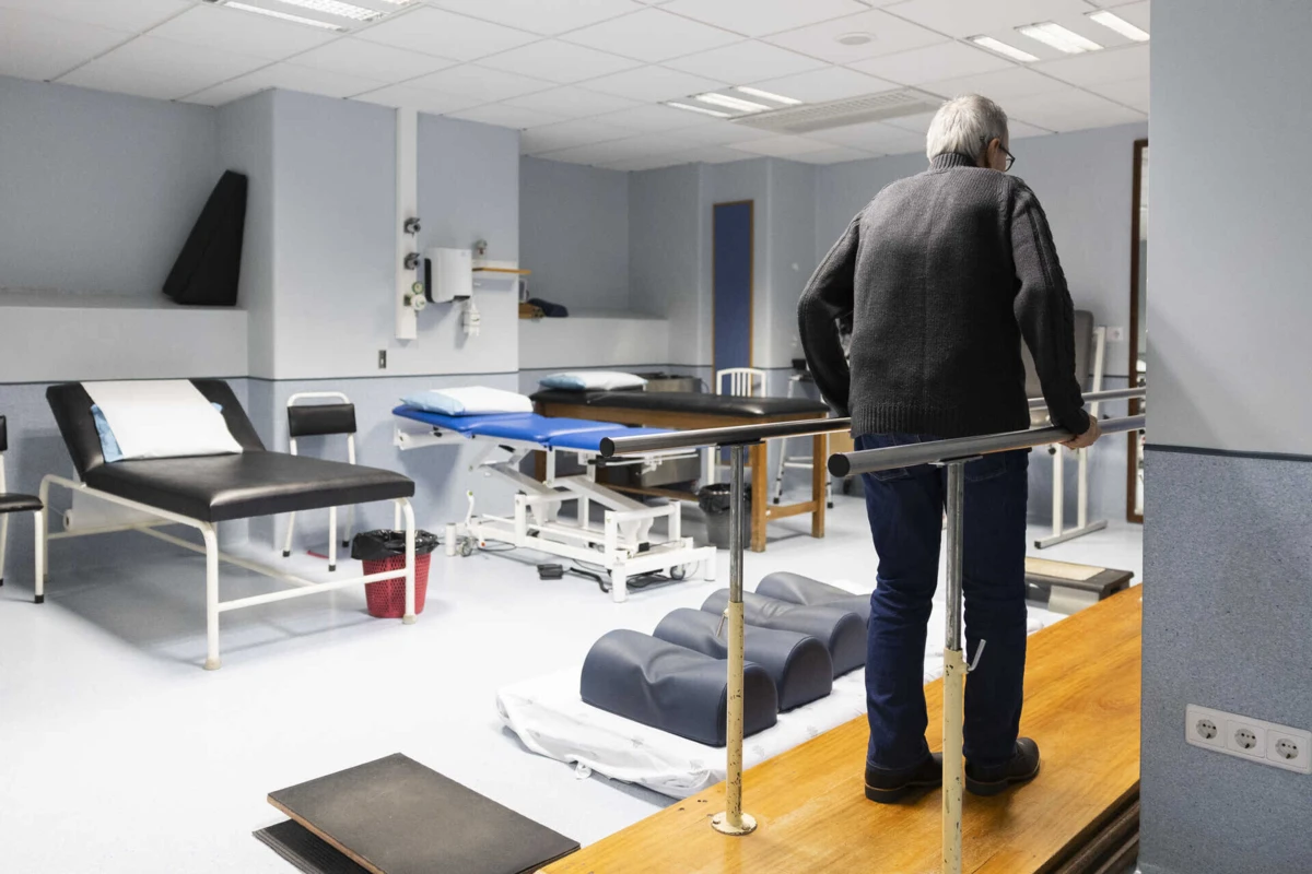 Depois de tratamento de reabilitação no hospital, fisioterapia continua em casa do utente