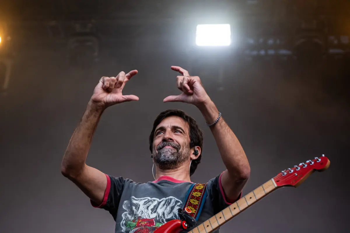 Manel Cruz, intrépido vocalista dos Ornatos Violeta, conduz hoje a sua banda rock nos 25 anos do disco "O monstro precisa de amigos", em Guimarães