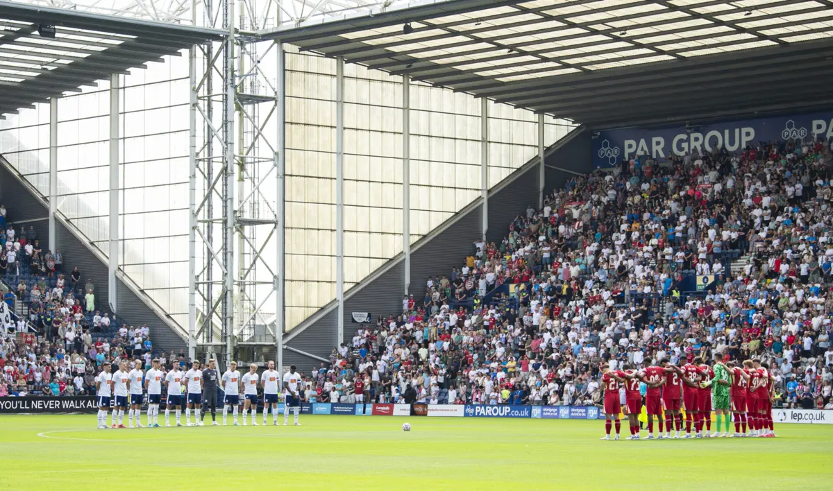 O minuto de silêncio no Preston-Liverpool em memória de Diogo Jota e o irmão, André Silva