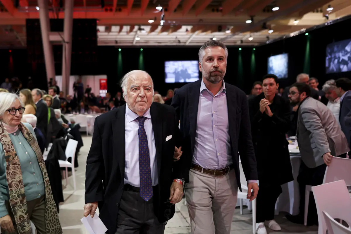 Manuel Alegre acompanhado por Pedro Nuno Santos, secretário-geral do PS