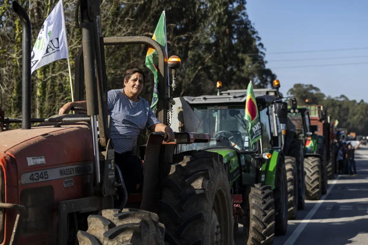 Os agricultores presentes nestes acessos aguardam ainda a chegada de mais tratores para se juntarem à marcha lenta
