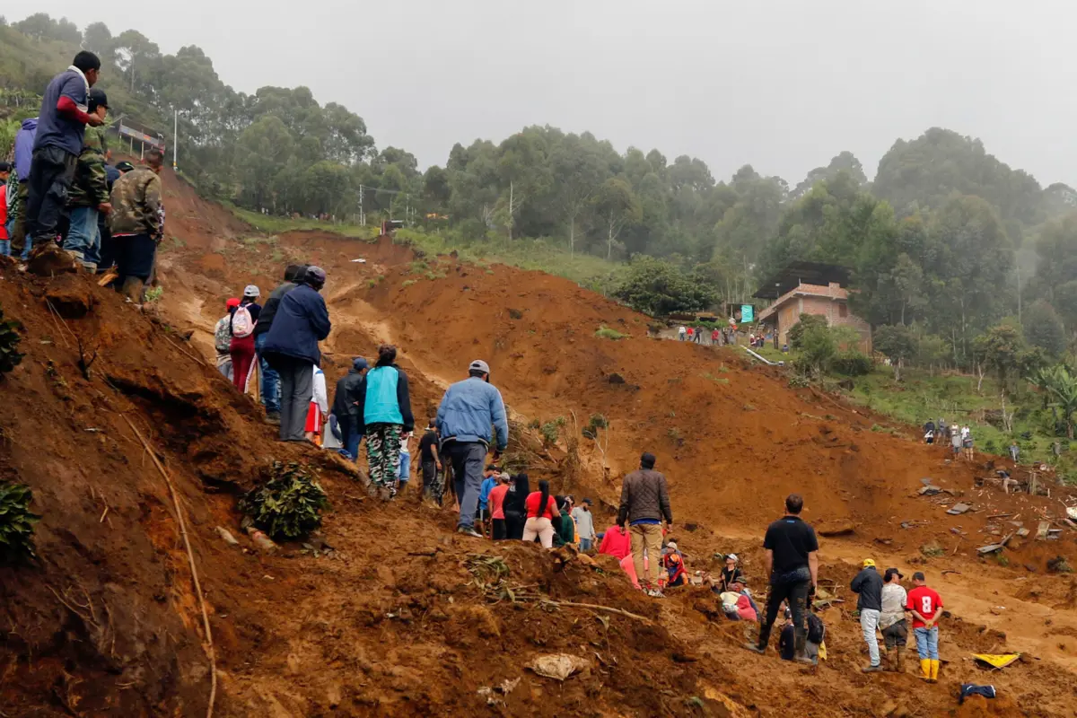 Equipas de resgate estão no local a tentar localizar as pessoas desaparecidas