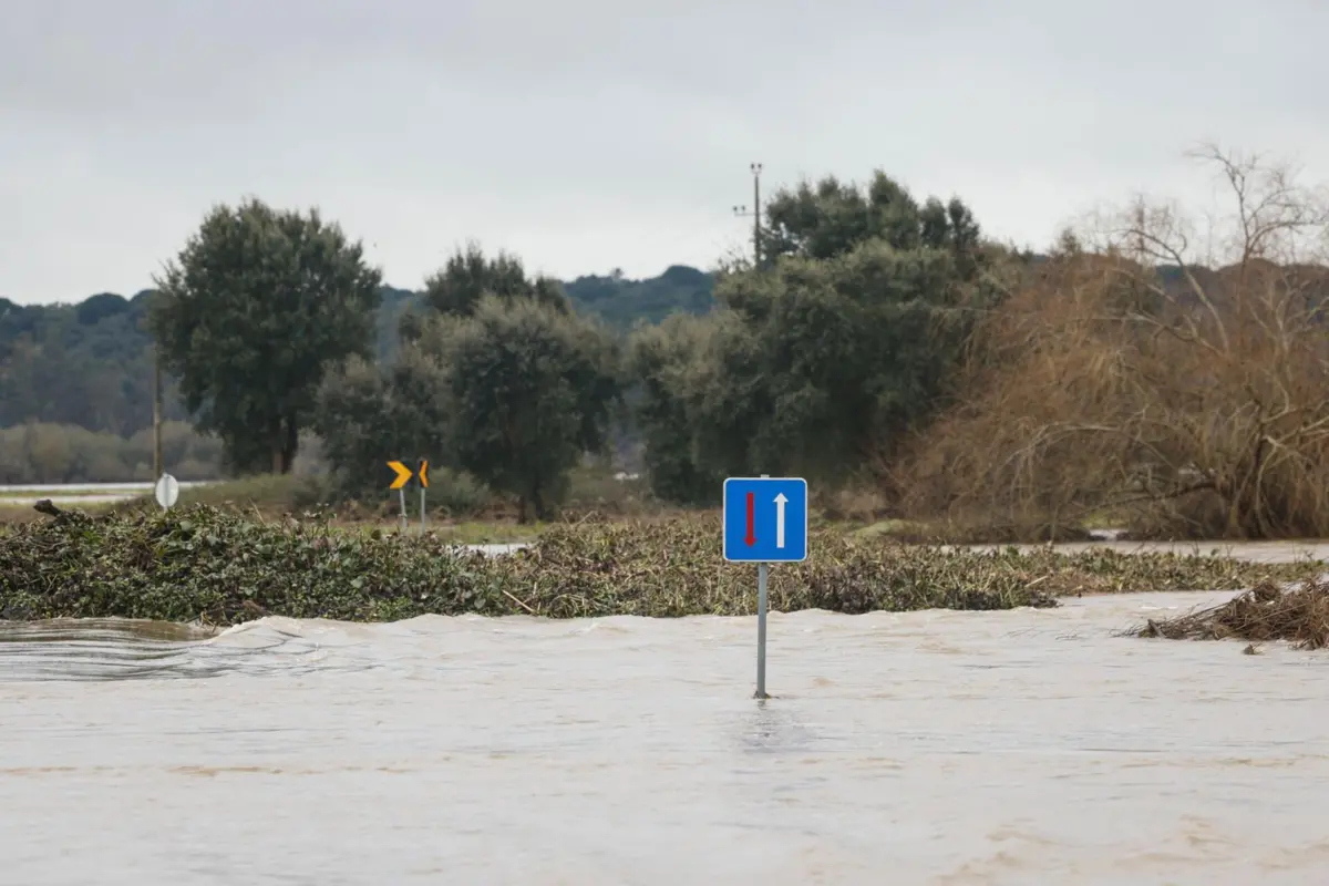 Várias estradas ficaram submersas devido à subida do nível da água