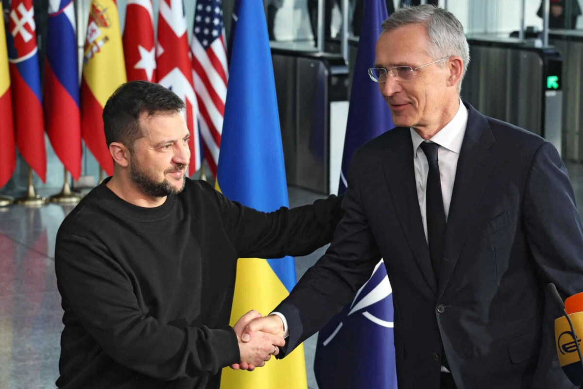 O secretário-geral da NATO, Jens Stoltenberg, com o presidente ucraniano Volodymyr Zelensky