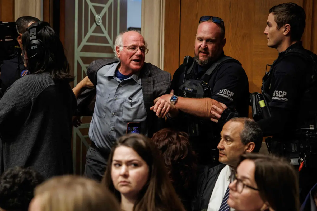 O empresário foi algemado e retirado da sala