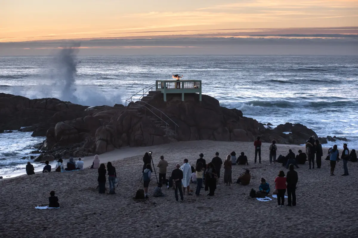 Festival Circular saiu à rua: miradouro da praia Olinda foi o cenário de Ana Elena Tejera para uma performance ao pôr-do-sol.