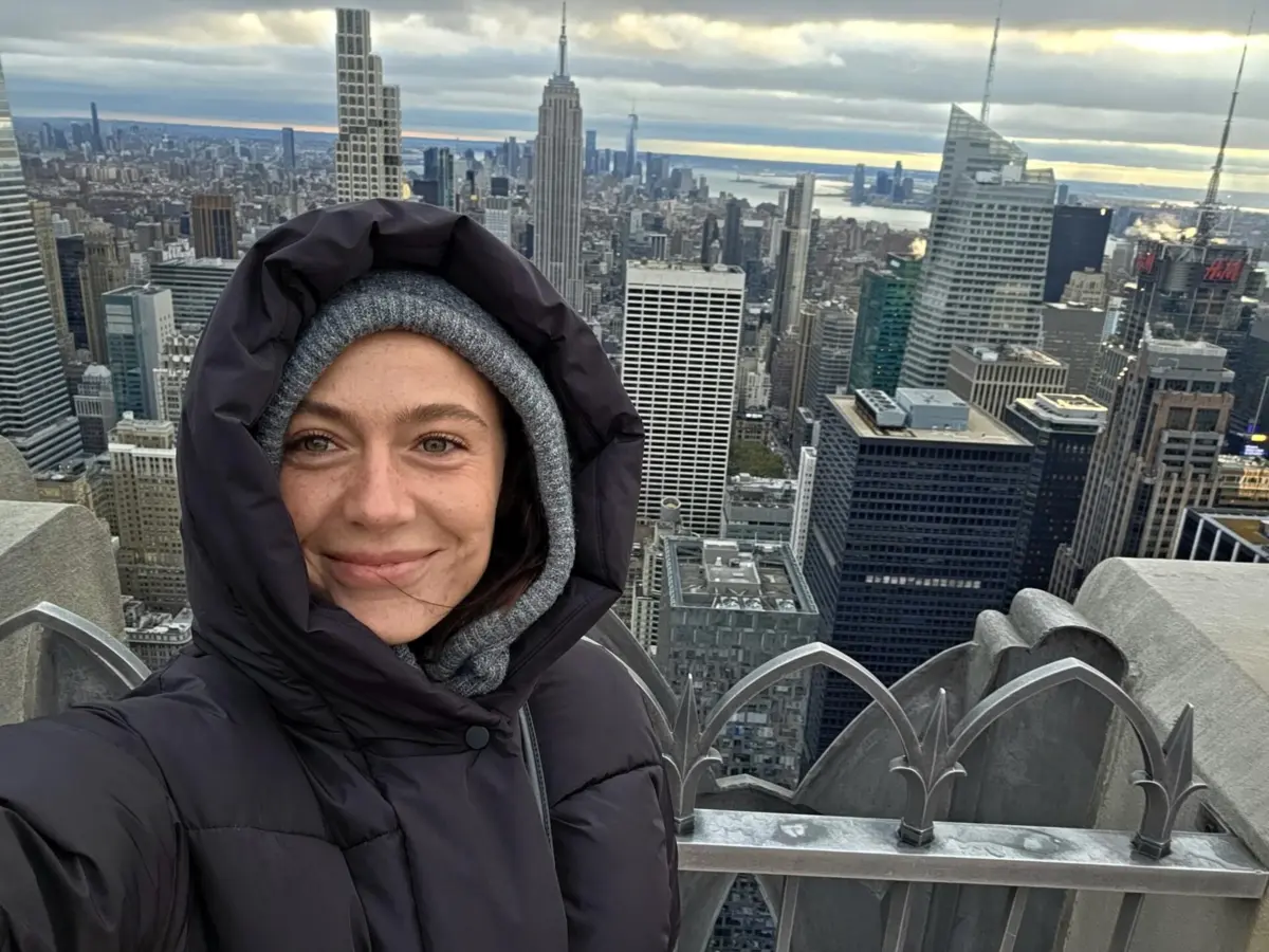 Ana Marta Ferreira e o skyline de Nova Iorque em fundo