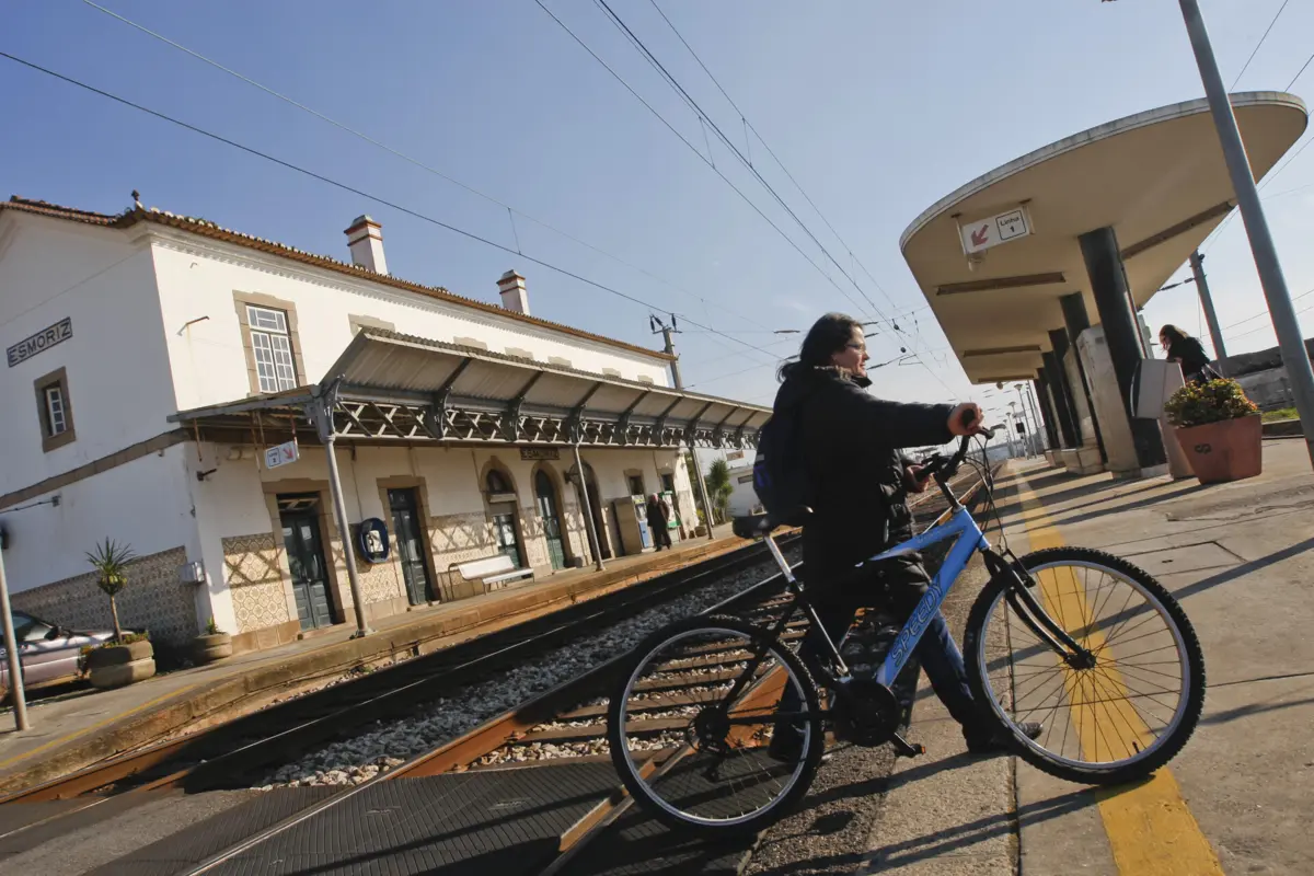 Imagem de contexto do artigo Fica em estado grave depois de ser eletrocutado por comboio em Gaia