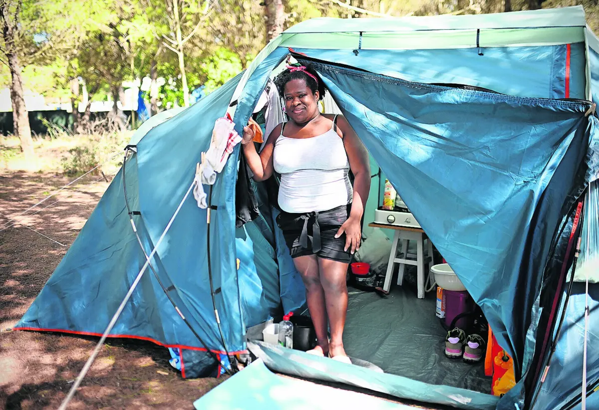 Márcia Álvaro vive numa tenda porque não pode pagar uma casa