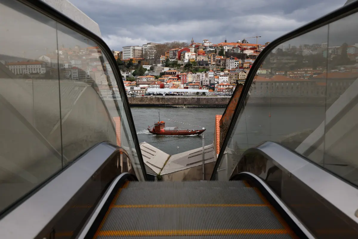 As novas escadas rolantes, no centro histórico de Gaia