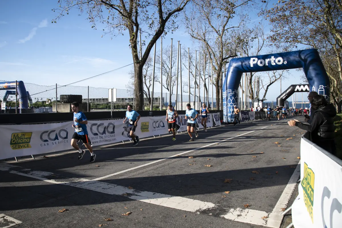 Mais de 15 mil pessoas participam na 20ª Maratona do Porto, que une as cidades do Porto e de Matosinhos