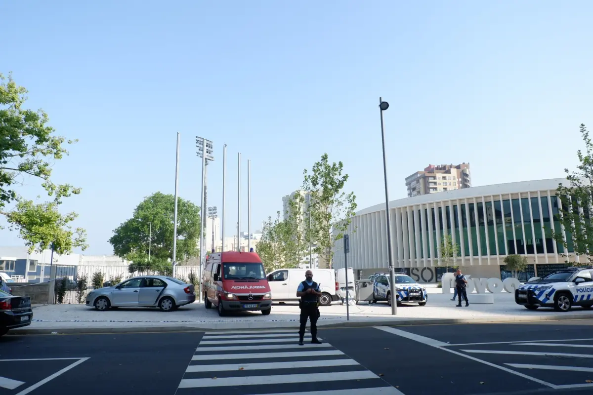 Vítima foi baleada de madrugada pelas vostas