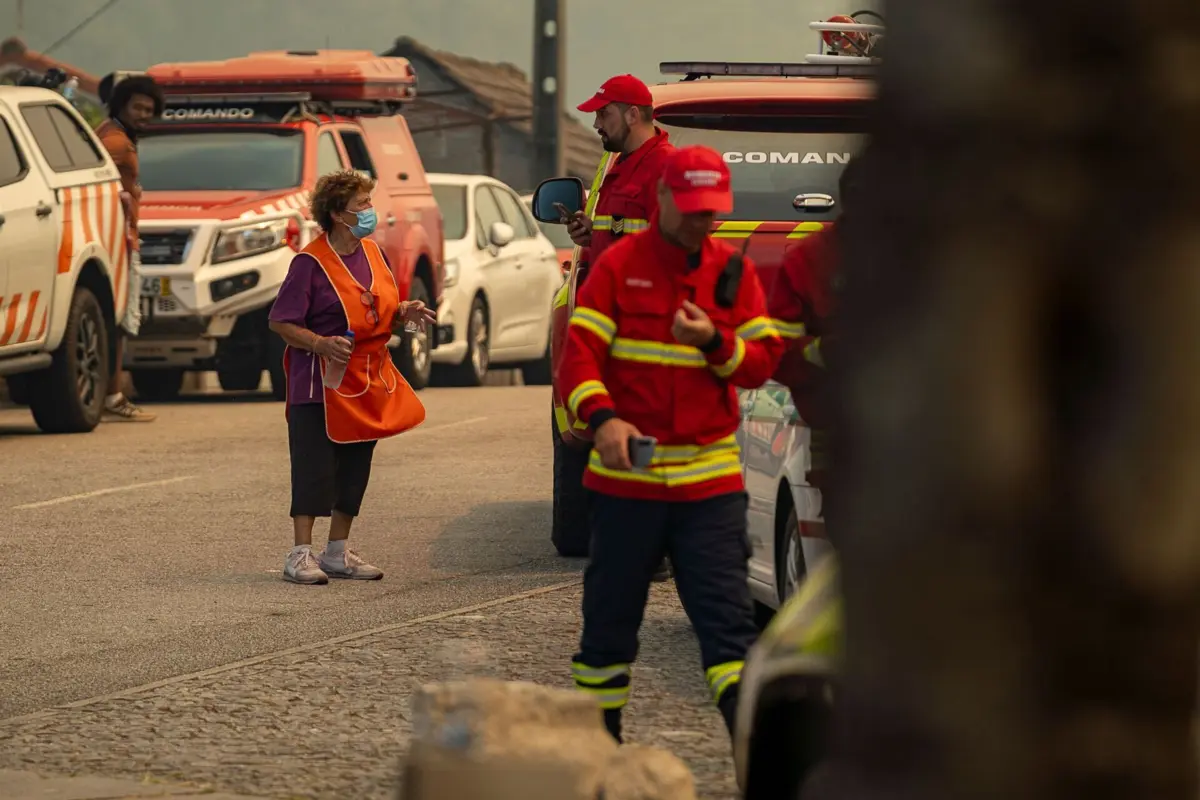 Reforços continuam a chegar ao incêndio