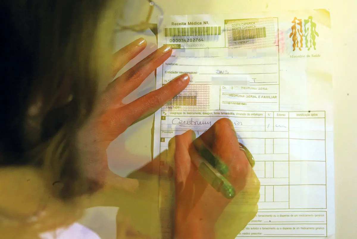 Médicos vão ganhar menos se receitarem acima dos limites