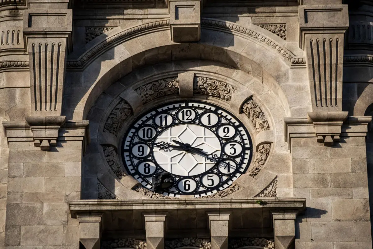 Imagem de contexto do artigo Reposto número sete que tinha caído do relógio do edifício da Câmara do Porto