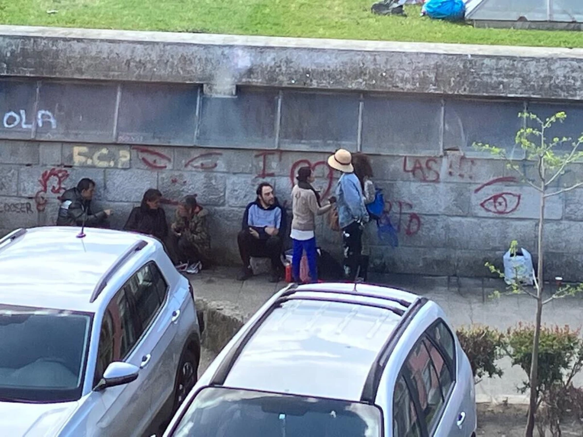 Droga é traficada e consumida junto ao mercado, à vista dos turistas que ali passam