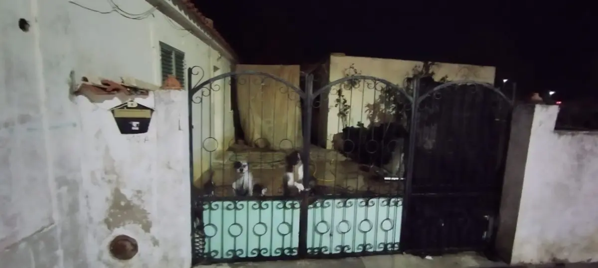 A casa onde a criança, a mãe e um alegado cúmplice foram encontrados