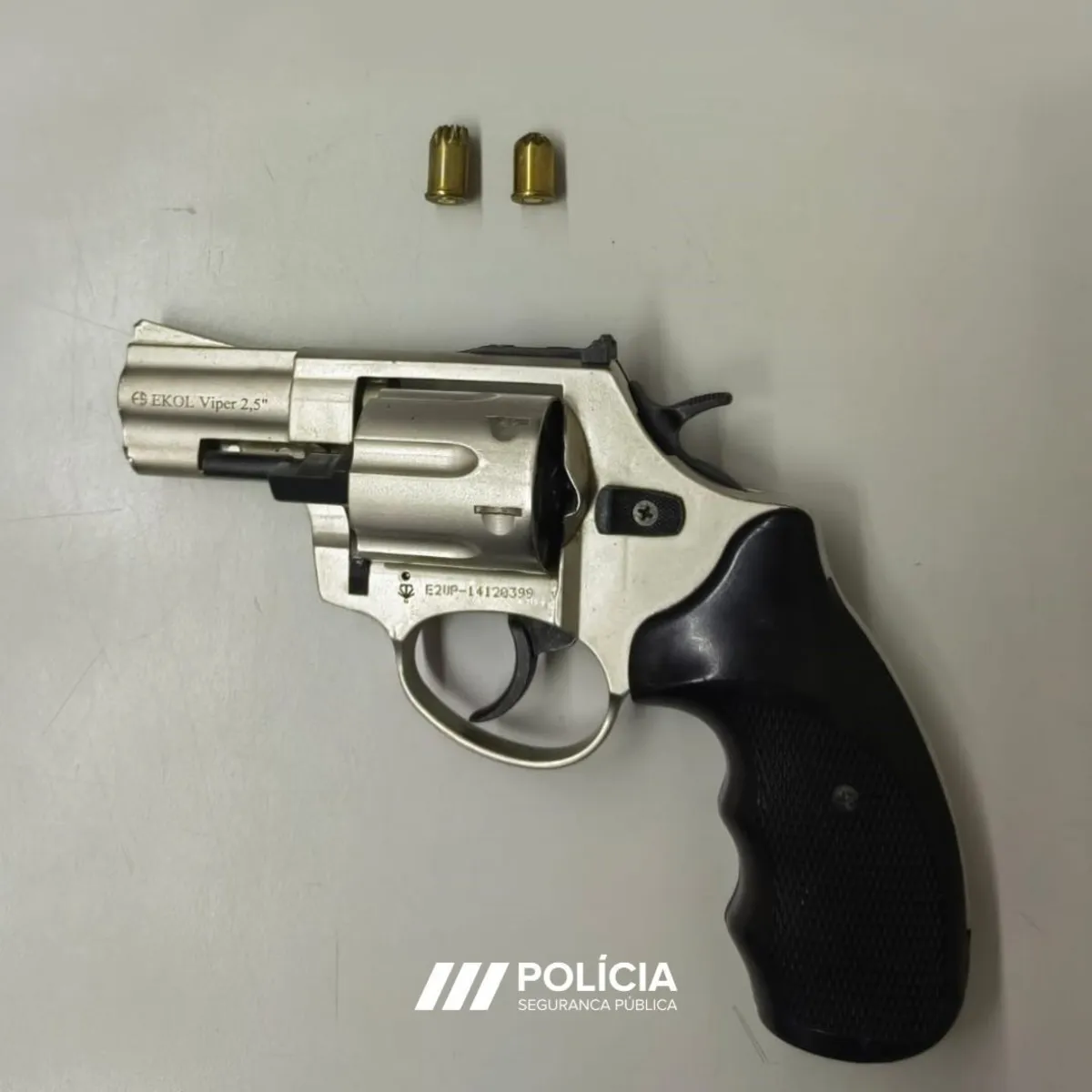 A PSP apreendeu uma réplica de um revólver
