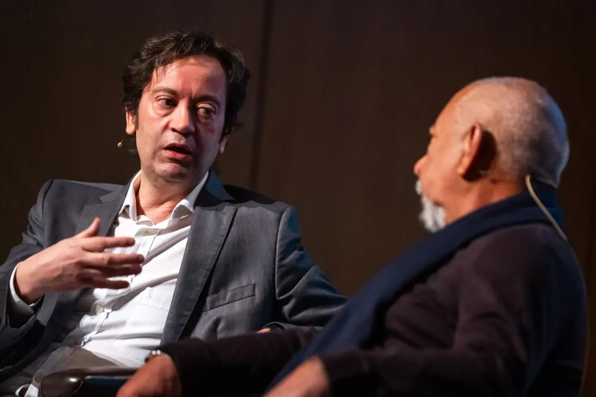 O livro é da autoria do jornalista do JN Sérgio Almeida