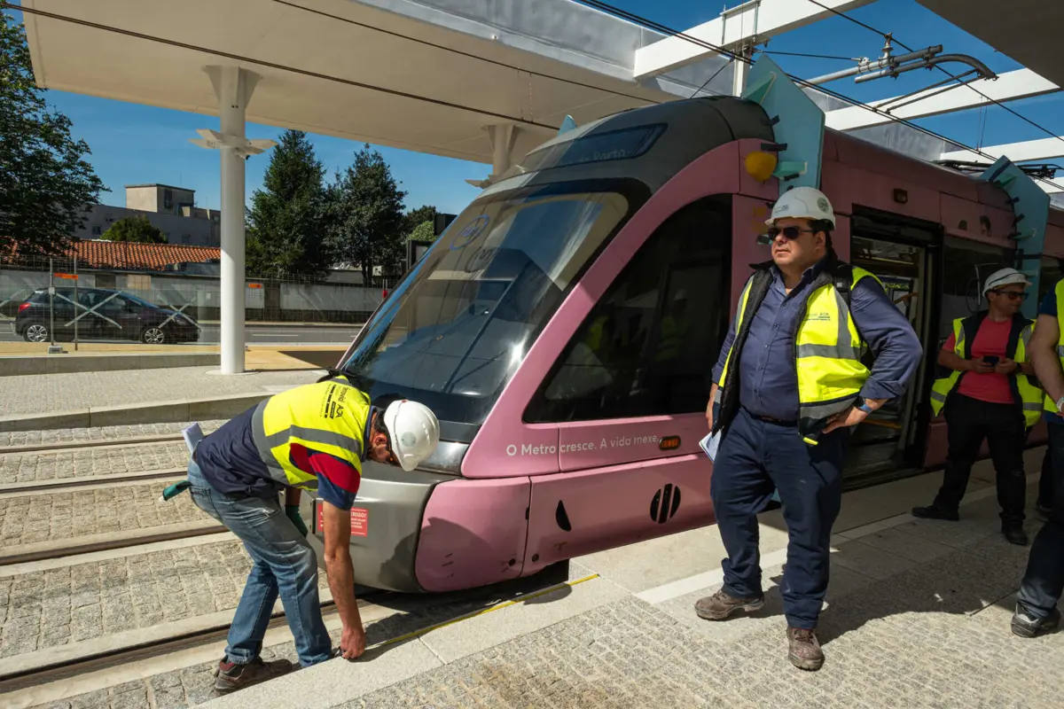 Imagem de contexto do artigo Veículos de metro já circulam em testes entre Santo Ovídio e Vila d'Este