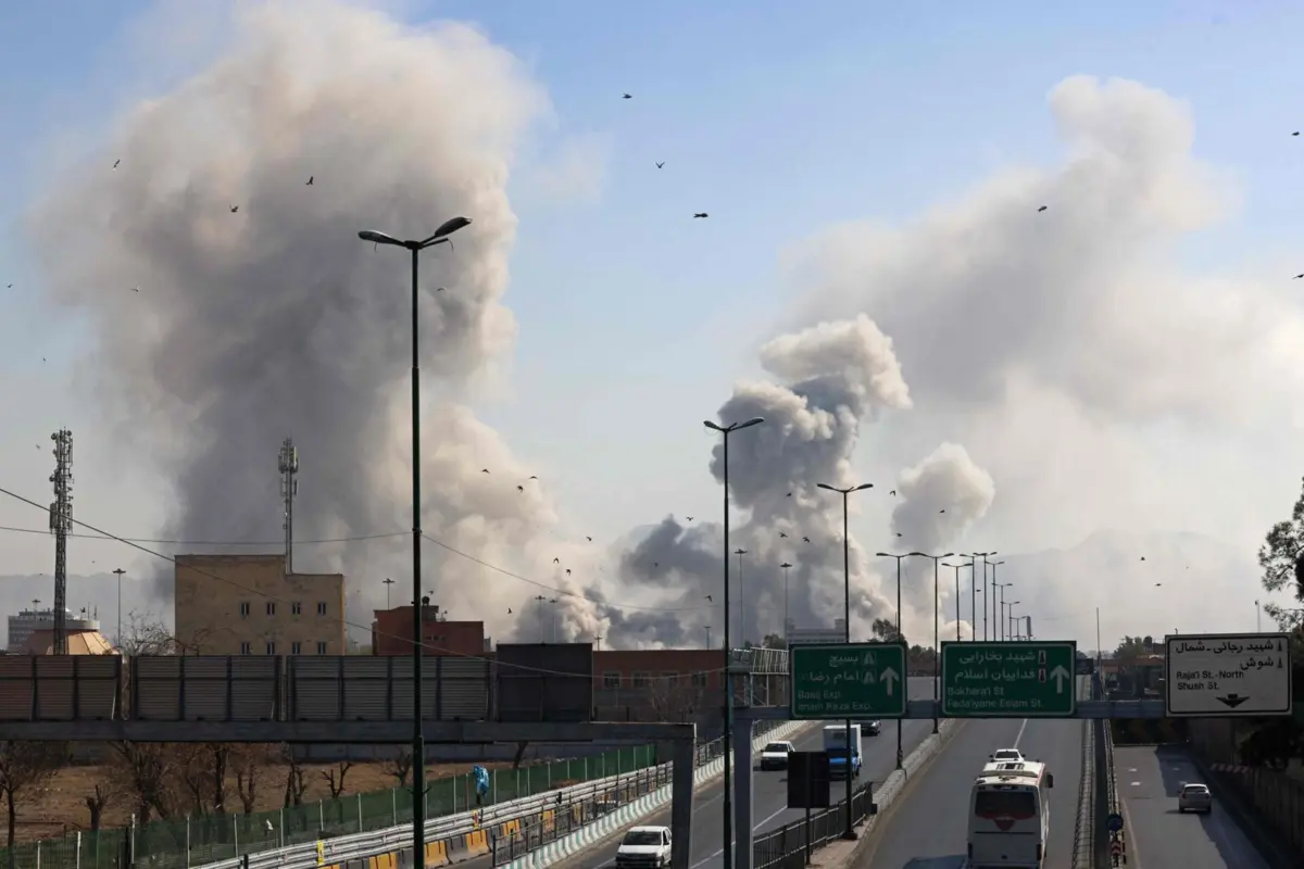 Capital iraniana continua a ser atingida por bombardeamentos israelo-americanos