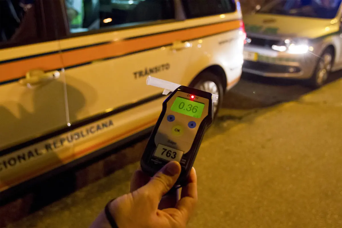 A taxa de sinistralidade rodoviária associada a uma taxa de alcoolemia de 0,5 g/l é cerca do dobro da observada em condutores com 0,2 g/l