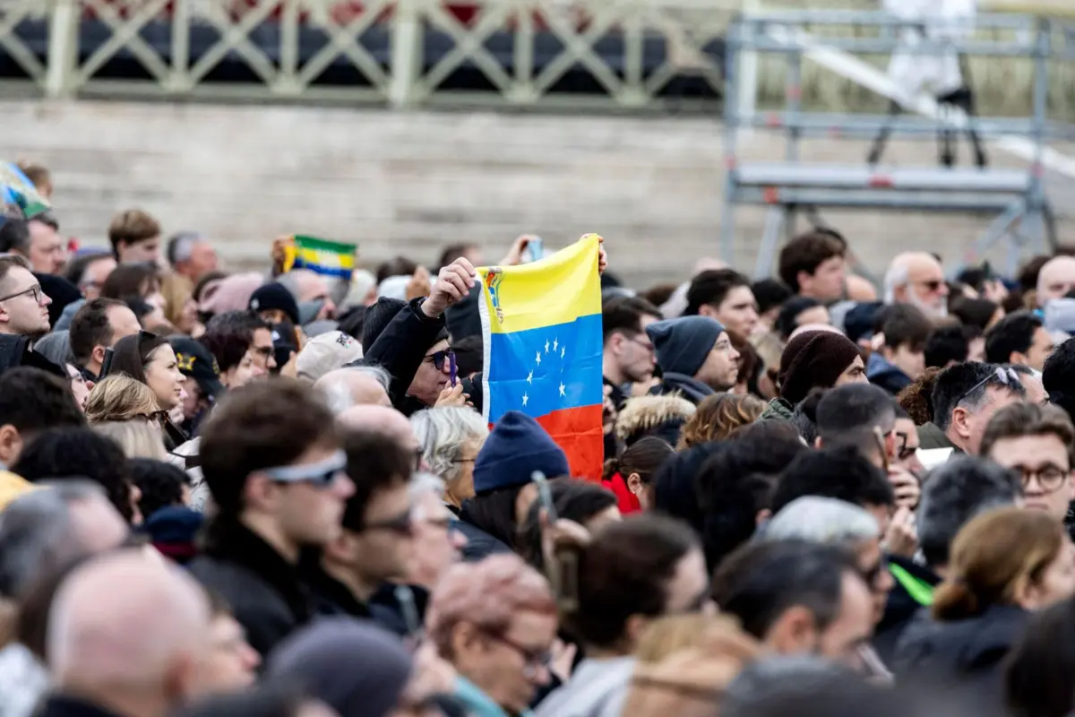 Bandeira da Venzuela entre os fiéis que assistiram à oração do Angelus na Praça de São Pedro, em Roma