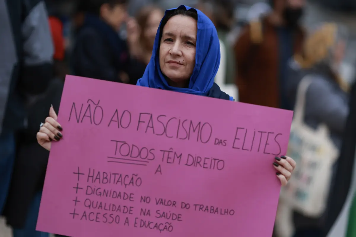 Manifestação convocada pela historiadora Raquel Varela juntou um grupo de pessoas na Praça da Liberdade, no Porto