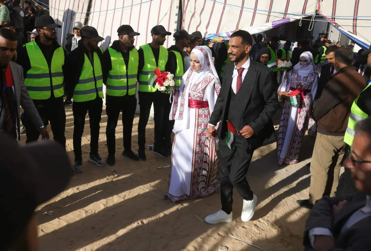 Imagem de contexto do artigo Casamento coletivo celebra rara cena de felicidade entre as ruínas de Gaza