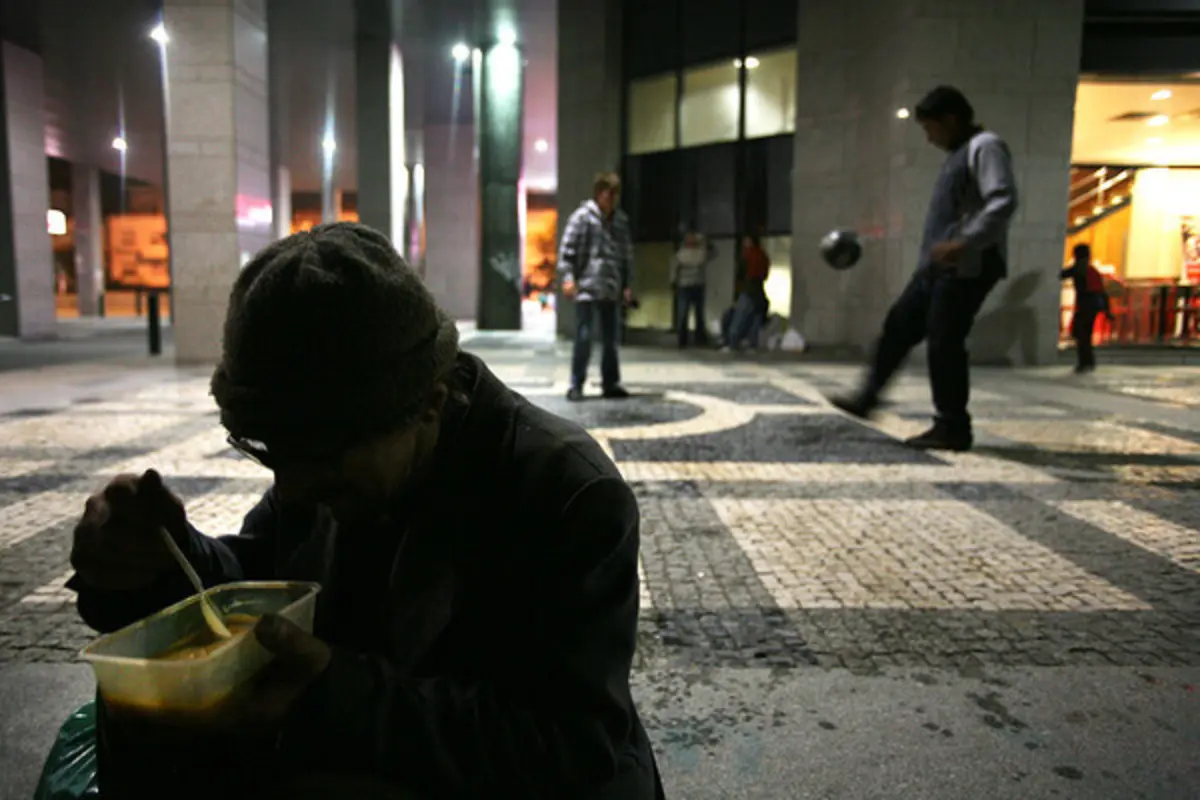 Problemas no acesso a habitação e vulnerabilidades sociais deixam crianças nas ruas