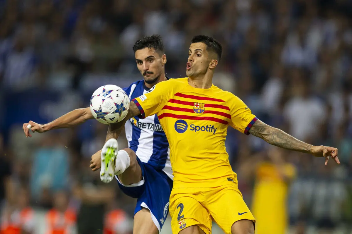 Eustaquio e Cancelo num dos lances mais polémicos do F. C. Porto-Barcelona