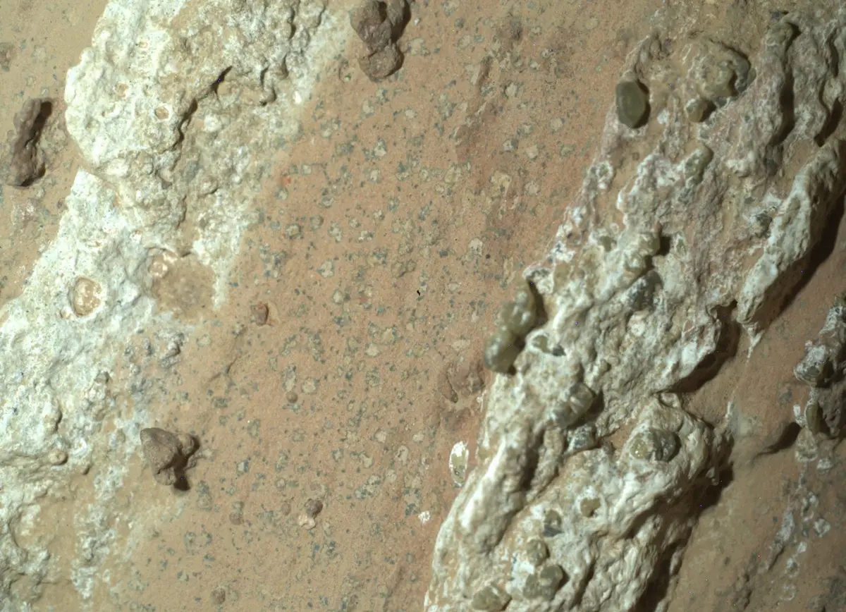 As descargas têm origem no atrito de minúsculos grãos de poeira uns contra os outros