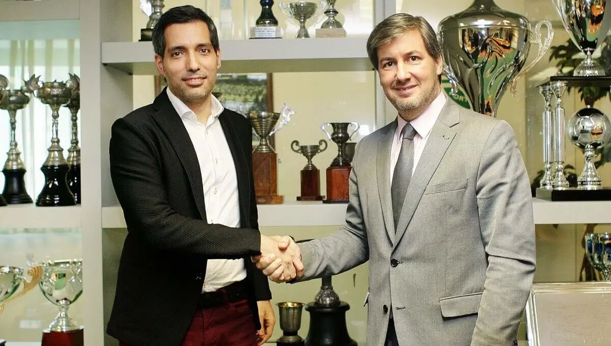 Treinador Guillem Pérez (à esquerda) ao lado do, à data, presidente do clube Bruno de Carvalho, no dia em que foi anunciado como técnico do clube
